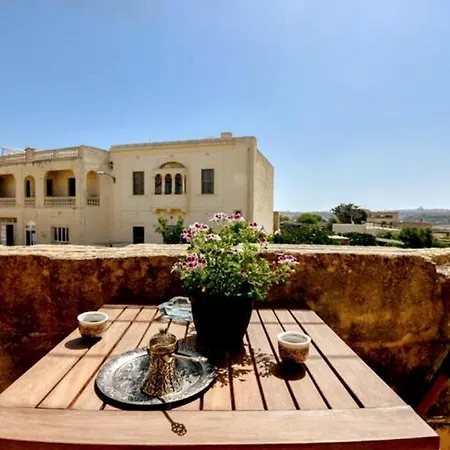 Сasa de vacaciones 335 Year Old House Of Character In With Jacuzzi On The Roof Terrace And Views Xagħra