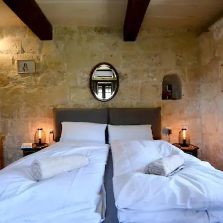 335 Year Old House Of Character In With Jacuzzi On The Roof Terrace And Views Сasa de vacaciones *