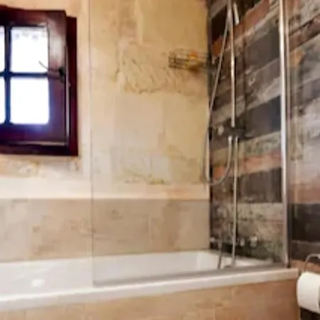 Сasa de vacaciones 335 Year Old House Of Character In With Jacuzzi On The Roof Terrace And Views