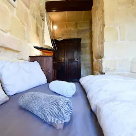 335 Year Old House Of Character In With Jacuzzi On The Roof Terrace And Views *