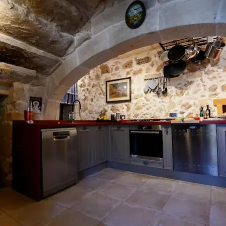 Сasa de vacaciones 335 Year Old House Of Character In With Jacuzzi On The Roof Terrace And Views *